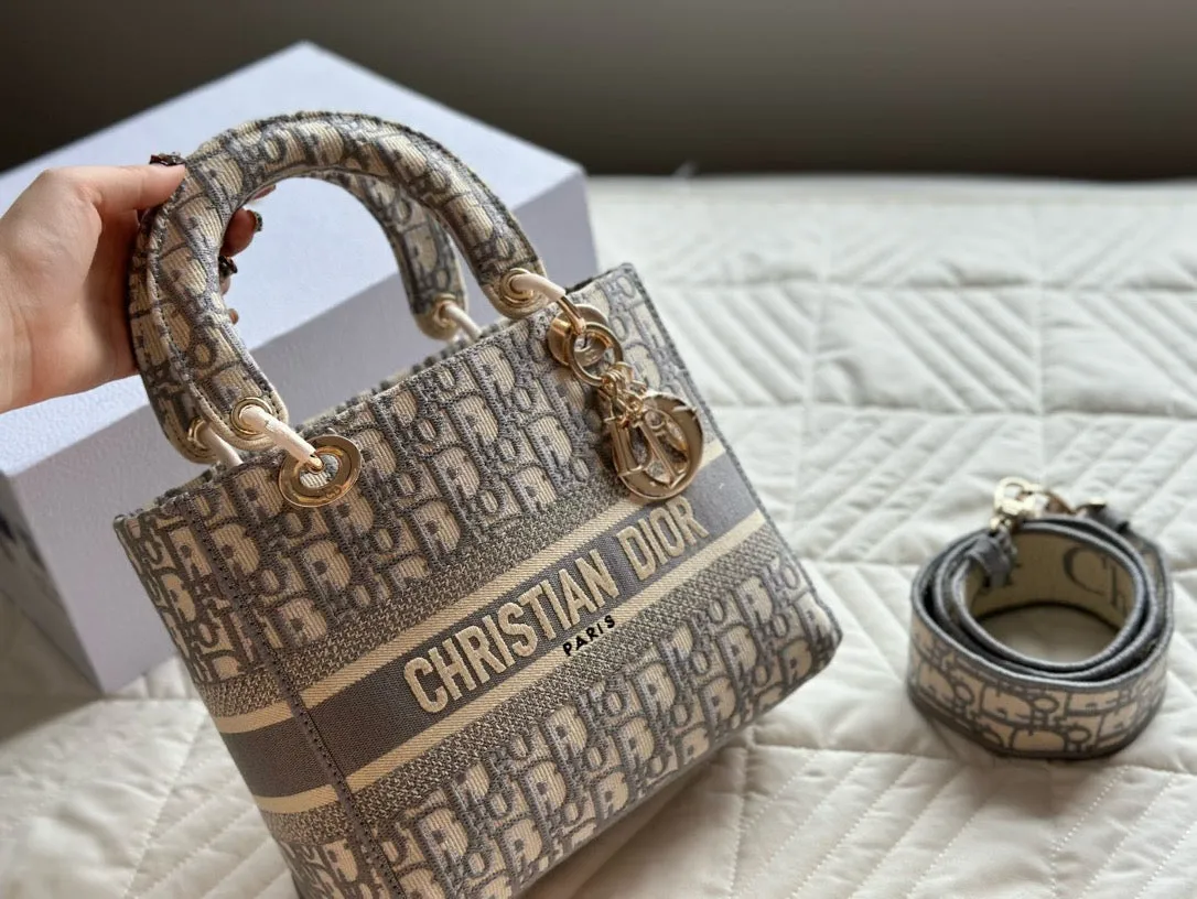 DR354 Medium Lady D-Lite Bag / 9.5 x 8 x 4.5 inches