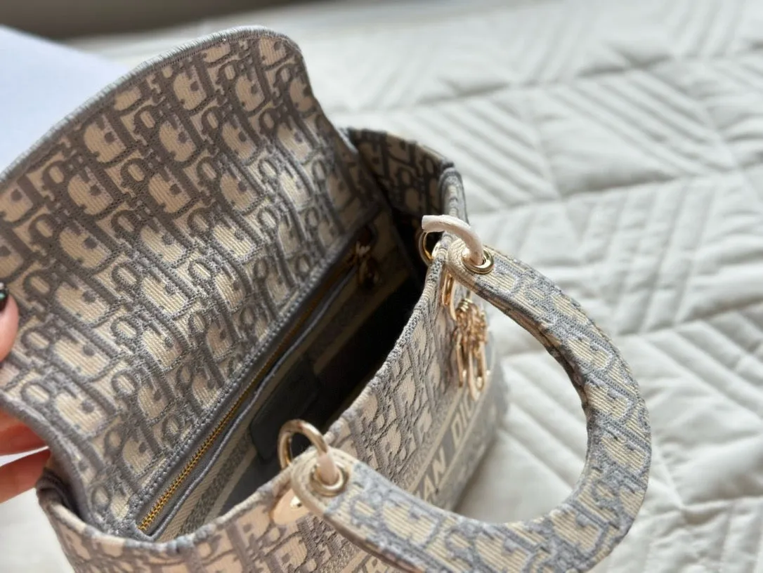 DR354 Medium Lady D-Lite Bag / 9.5 x 8 x 4.5 inches