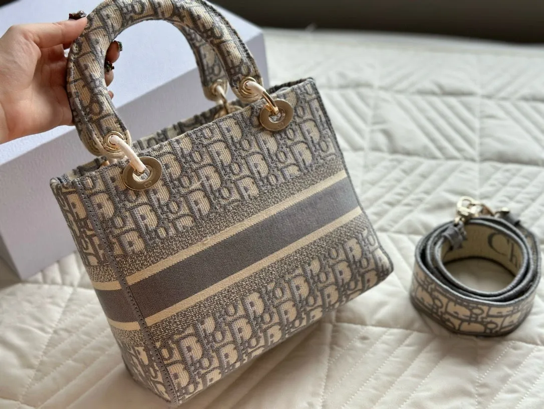 DR354 Medium Lady D-Lite Bag / 9.5 x 8 x 4.5 inches